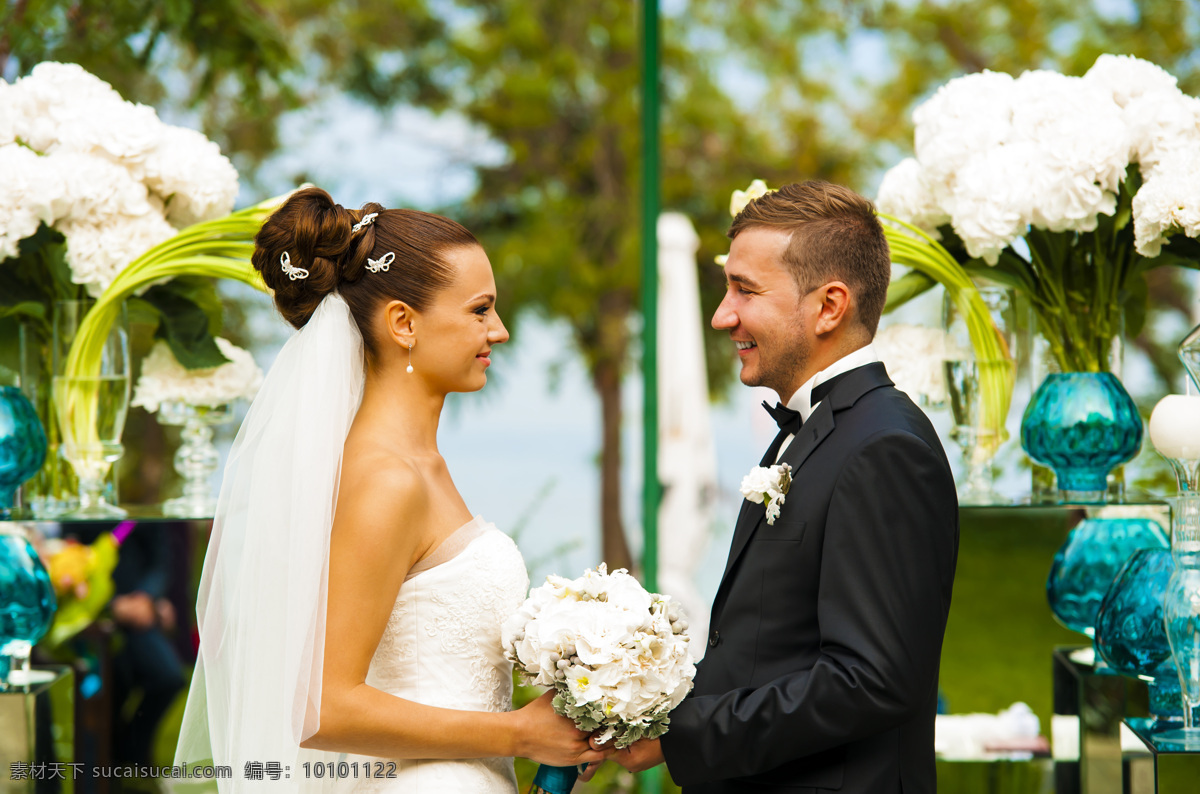 婚礼 上 新人 婚礼上的新人 新婚夫妻 新婚夫妇 结婚 婚纱摄影 美女新娘 新郎 欧美男性 外国男人 欧美女性 外国女人 节日庆典 婚礼图片 生活百科