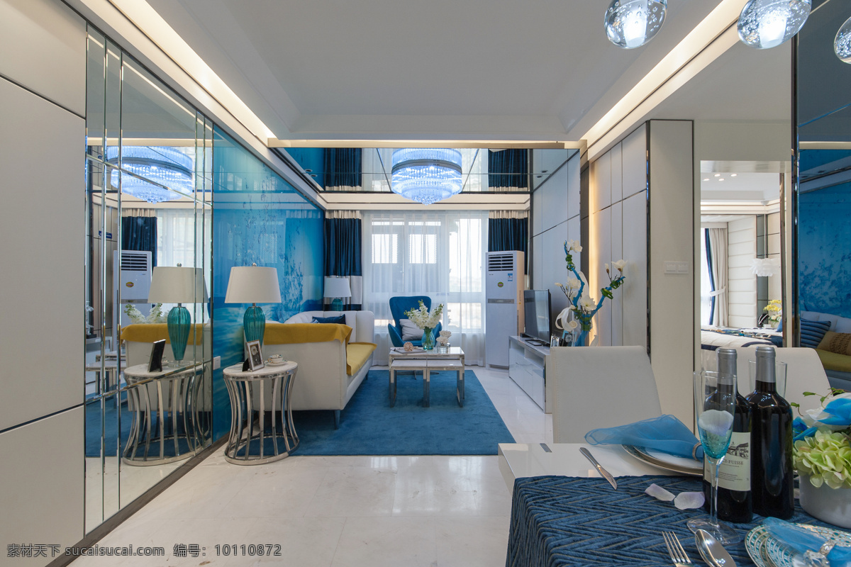 简约 客厅 蓝色 地毯 装修 效果图 白色射灯 长方形茶几 窗户 方形吊顶 浅色地板砖 台灯