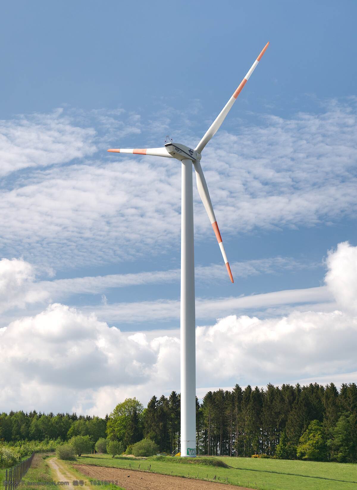 风车图片 风车 发电 电力 风力 绿色 环保 自然风 风车群 蓝天 白云 草地 自然 风景 现代科技 工业生产
