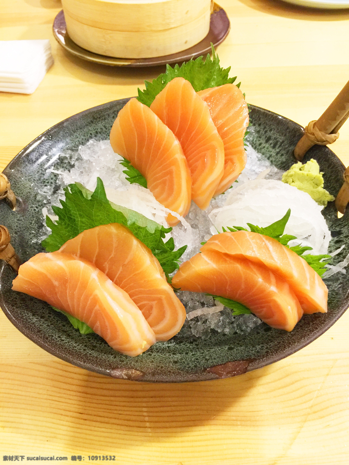 三文鱼 绿叶 日料 美味 生鱼片 餐饮美食 食物原料