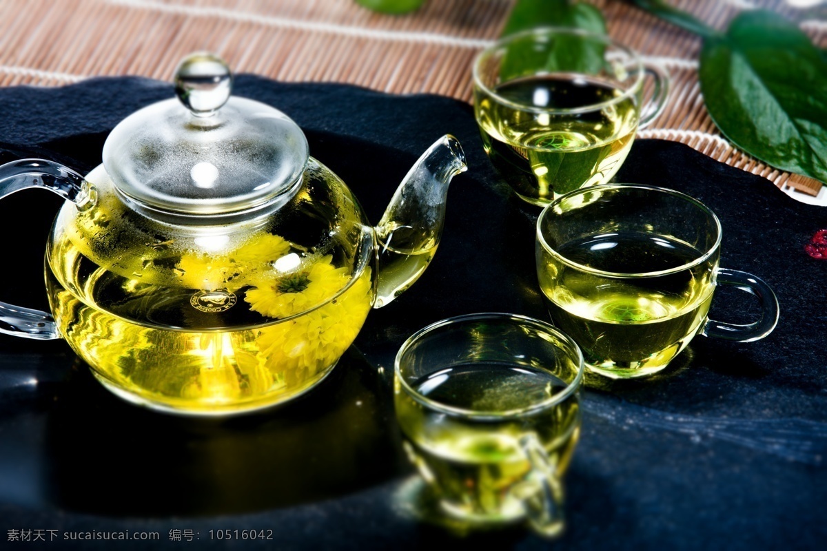 茶杯 玻璃杯 泡开的菊花茶 泡茶 菊花茶包装 菊花 菊花素材 菊花图片 黄色菊花 黄菊花 盛开的菊花 花朵 黄色花朵 采摘菊花 摘菊花 生活百科 生活素材