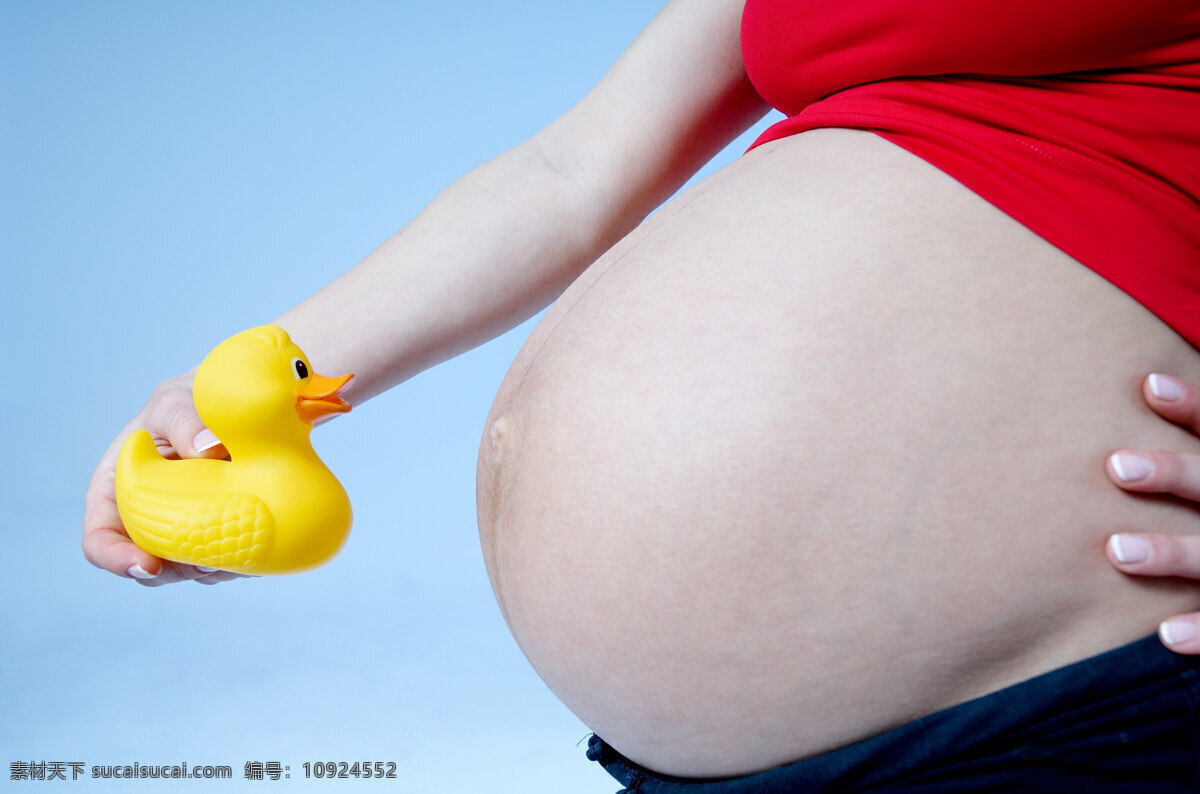孕妇 临产 产妇 母亲 怀孕 育儿 玩具鸭子 胎教 妈妈 大肚子 生活百科 生活素材 摄影图库