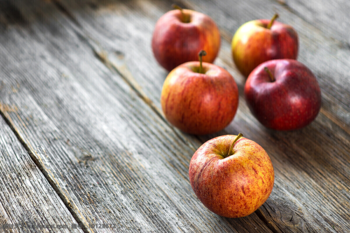 木板 上 新鲜 苹果 新鲜水果 木纹背景 果实 其他类别 生活百科