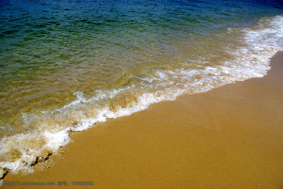 大海 海边 海滨 海水 海滩 浪花 沙滩 摄影图库 滩 上 海滩上的浪花 自然景观 自然风景 psd源文件