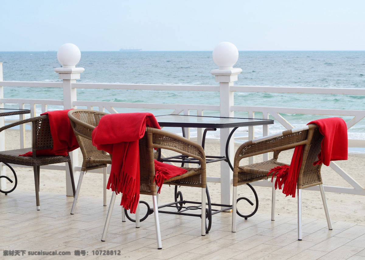 海边的桌椅 海边 大海 桌子 椅子 红色披风 休闲 其他类别 生活百科 灰色