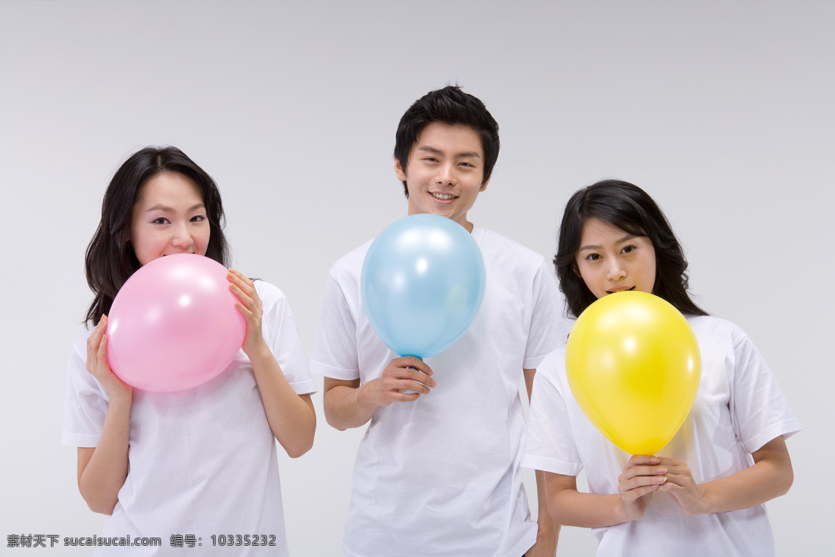 三个 彩色 气球 活力 青年 女人 男人 青年人 三个人 朋友 兄妹 亲情 友情 站着 拿着 微笑 开心 亲密 服装 阳光 清纯 健康 高清图片 生活人物 人物图片