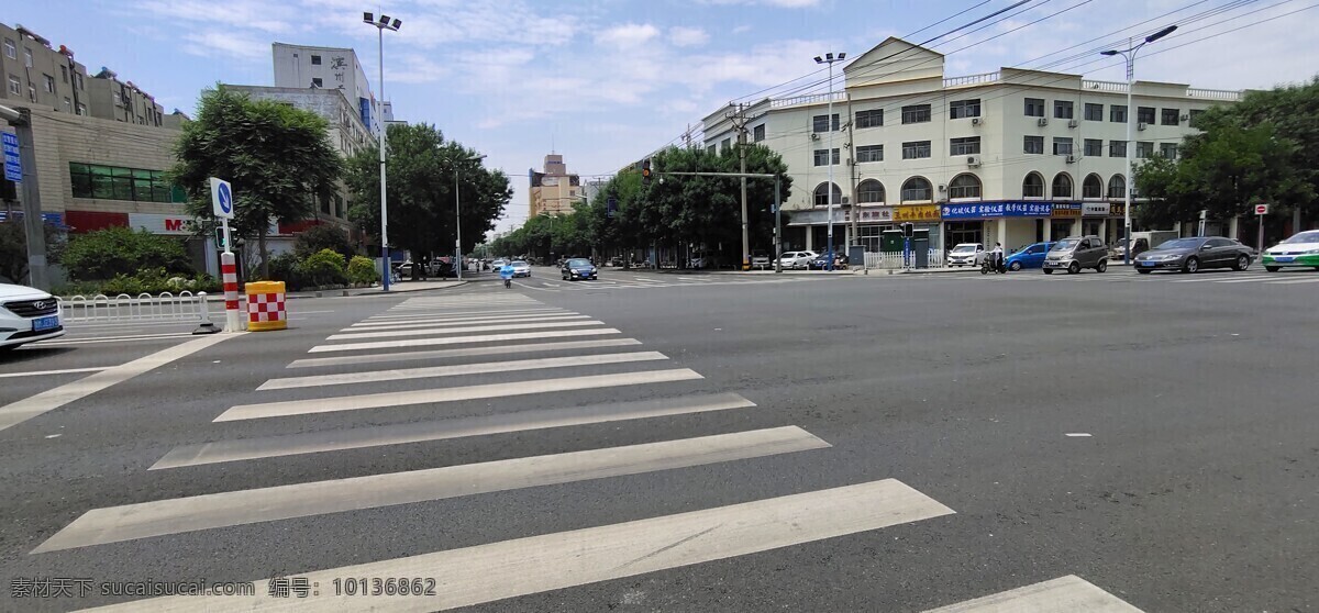 街景 斑马线 马路 楼房 蓝天 白云 绿树 汽车