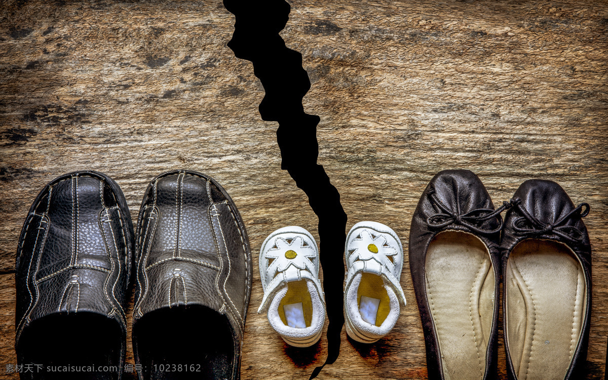 破裂 木板 上 鞋子 大人鞋子 小孩小子 破裂的木板 生活人物 人物图片