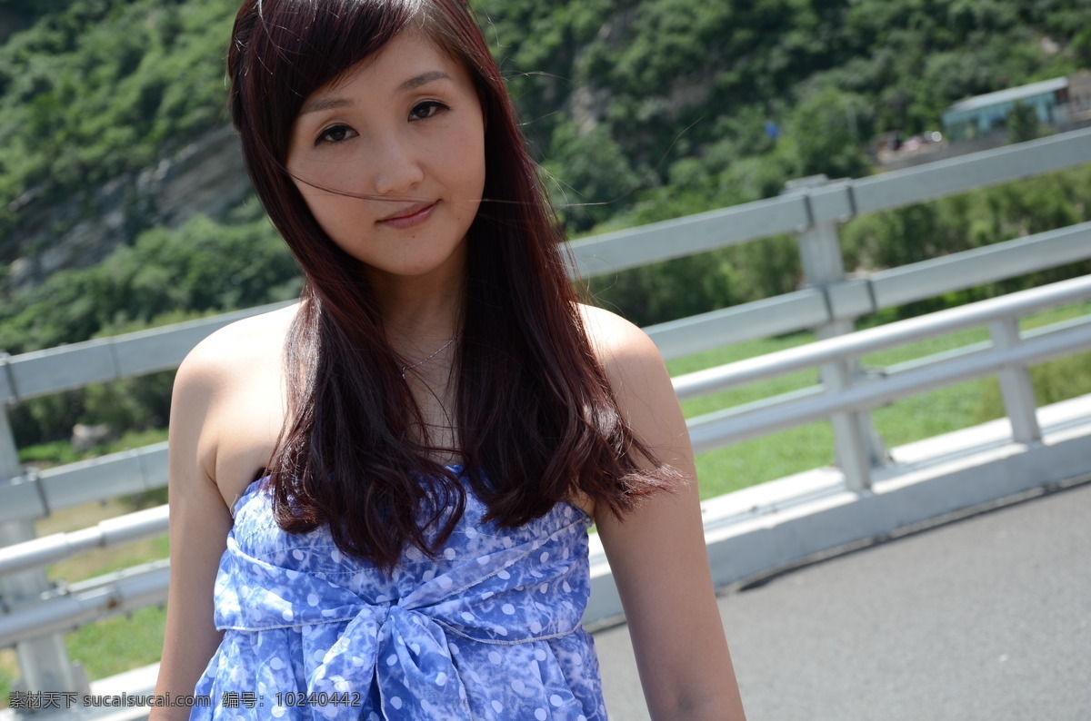 蒋雪儿 雪儿 自由女神 原创歌手 在意 流下 泪 香港 爱 梦 国际 娱乐 有限公司 旗下 艺人 美女明星 文化 新歌 没办法 mv剧照 外景拍摄 低胸连衣裙 长发 项链 性感 靓丽 写真 明星偶像 人物图库