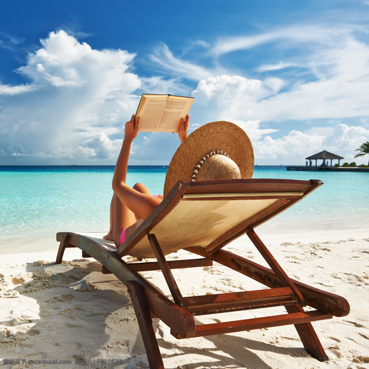 躺 休闲椅 上 看书 美女 书 大海 海边 海滩 沙滩 蓝色海水 蓝天白云 性感美女 妇人 海洋海边 自然景观 白色