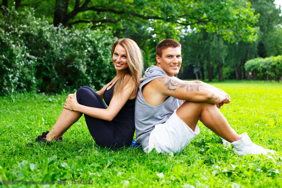坐在 草地 上 背靠背 情侣 男人 女人 情侣图片 人物图片