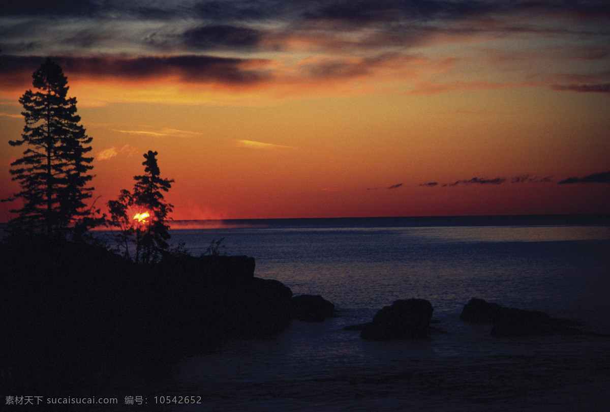 日 落下 大海 美景 太阳 夕阳 天空 树 石头 海 平静的海面 晚霞 摄影图片 高清图片 自然美景 天空图片 风景图片