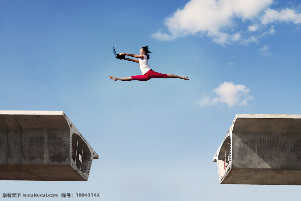 笔记本 美女 天空 女人 石桥 人物 人物摄影 职业人物 体育 运动 健身 跳跃 体育运动 生活百科 蓝色