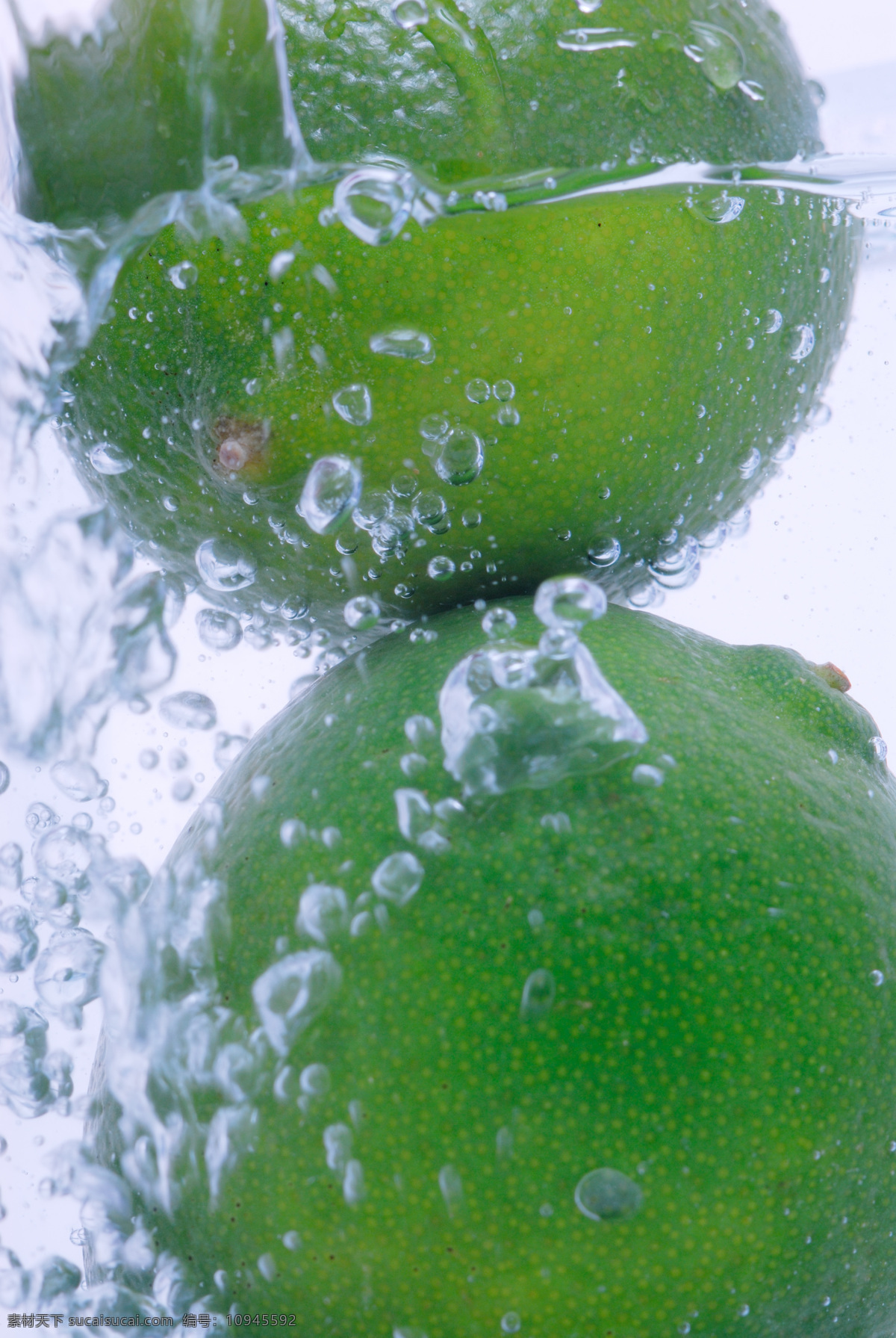 落入 水中 柠檬 特写 水 水珠 气泡 水里 液体 水果 橘子 浸泡 摄影图 高清图片 蔬菜图片 餐饮美食