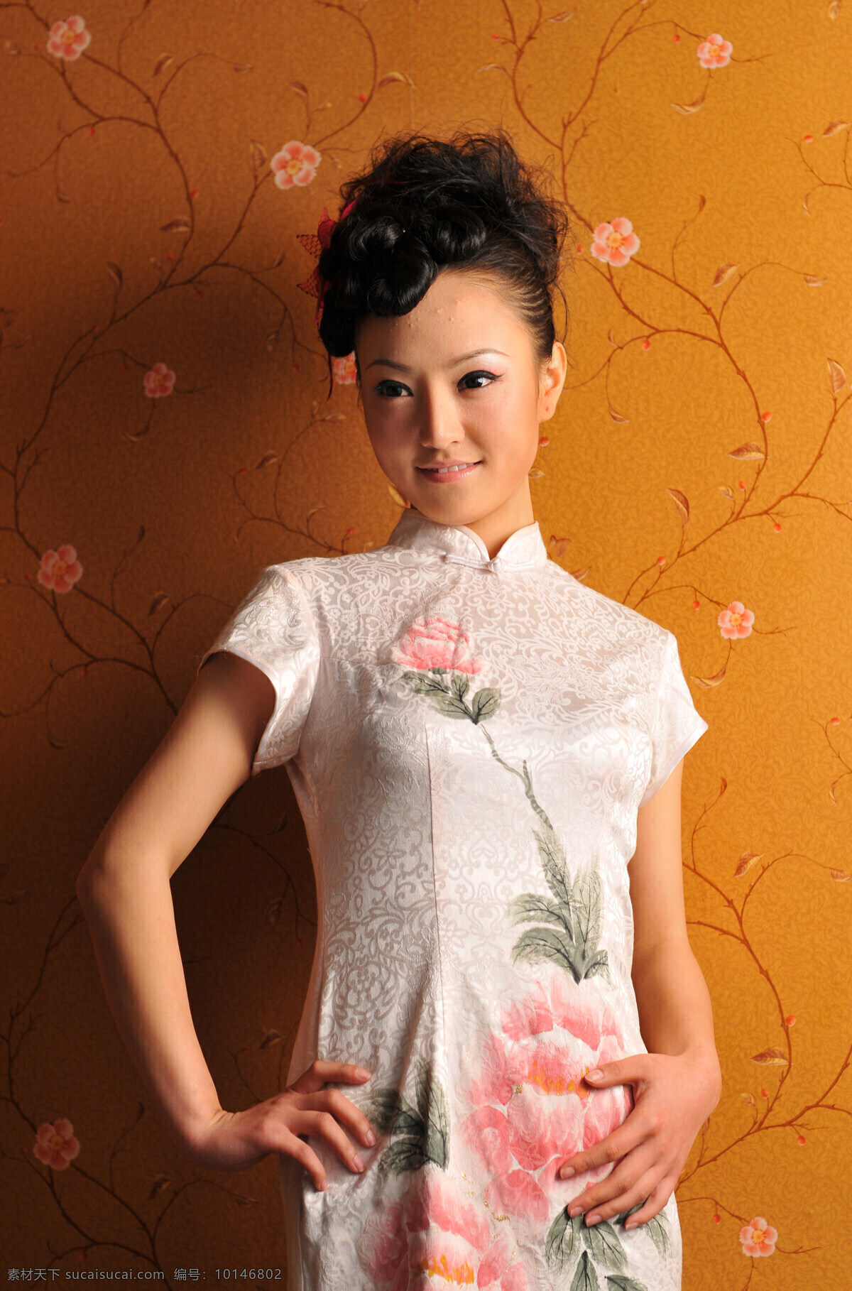 窈窕淑女 旗袍 美模 model 灯光 壁纸 昏黄 绣花旗袍 窈窕 优雅 娴静 团扇 宫纱 古典 卷发 美人 女性女人 人物图库