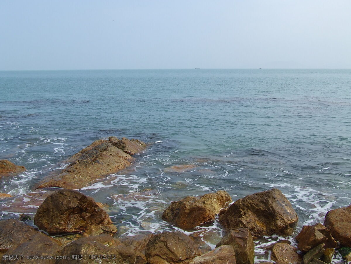 海边 礁石 海 海景 海面 海水 蓝天 边礁石 岩石 石头 天空 海天相接 自然风景 自然景观 风景 生活 旅游餐饮