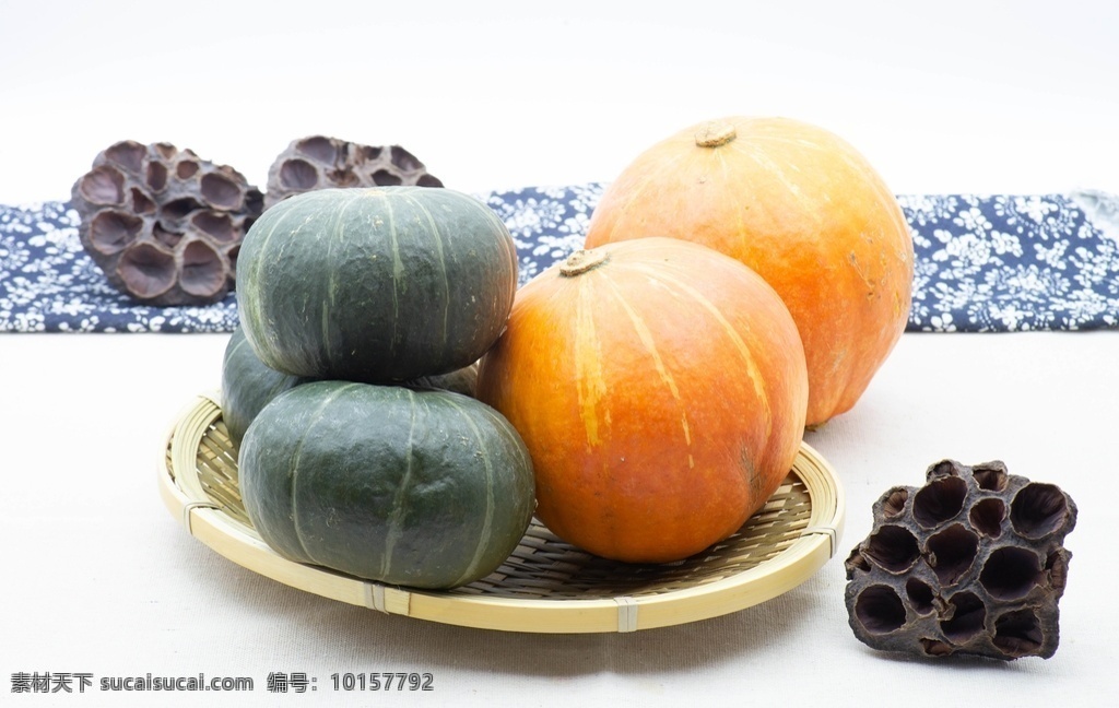 南瓜 静物 蔬菜 食品 农业 青色 绿色 黄色 金黄色 新鲜 特写 农作物 绿色食品 植物 饮食 清新 维生素 无人 瓜 生长 食物原料 彩色图片 健康的 健康食物 有机食品 成熟的 藤蔓植物 食物状态 营养 瘦身 饮食文化 健康食品 食材 白色背景 容器 编织篮 莲蓬 蓝底白花布 餐饮美食