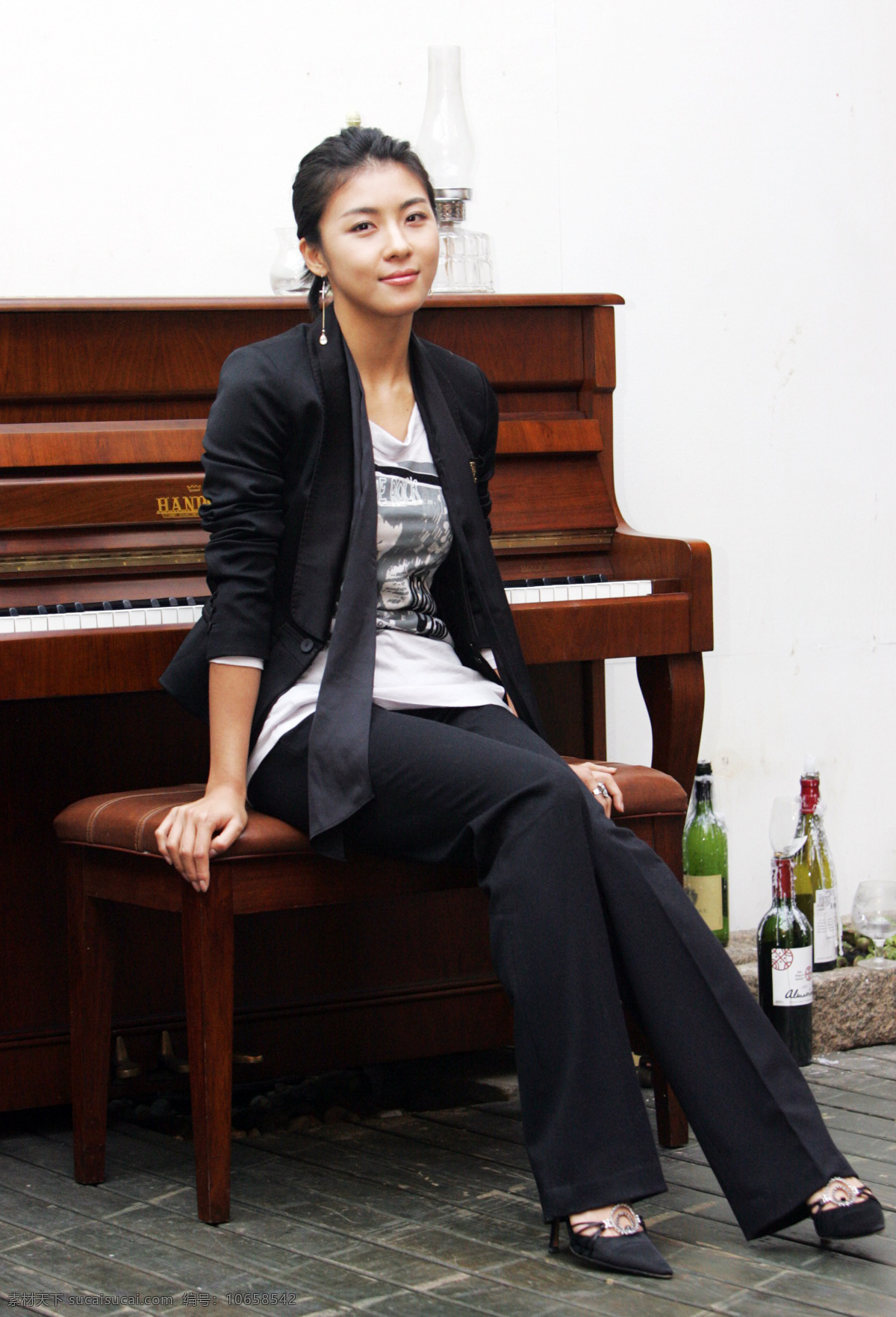 坐在 钢琴 前 韩国 女星 明星偶像 女性 女人 时尚美女 明星 性感美女 美女模特 美女写真 名人明星 明星图片 人物图片