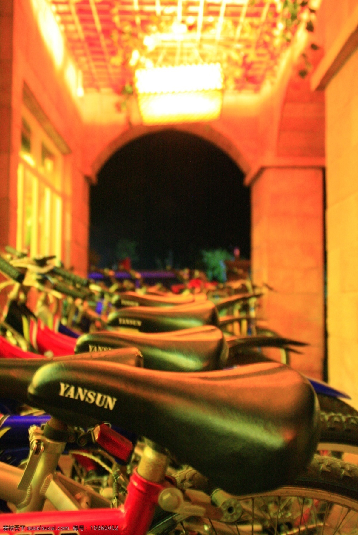 自行车 长廊 吊灯 生活百科 生活素材 夜景 拱廊 古兜温泉 停放 出租 装饰素材 灯饰素材