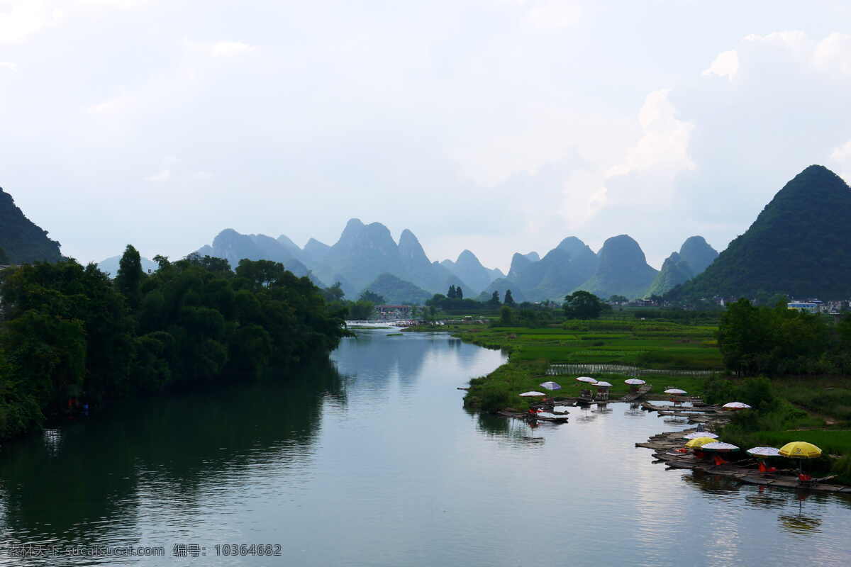 桂林山水 河流 天空 风景 山脉 山峰 遇龙河 竹筏 漂流 桂林 cc0 公共领域 大图 自然景观 建筑景观