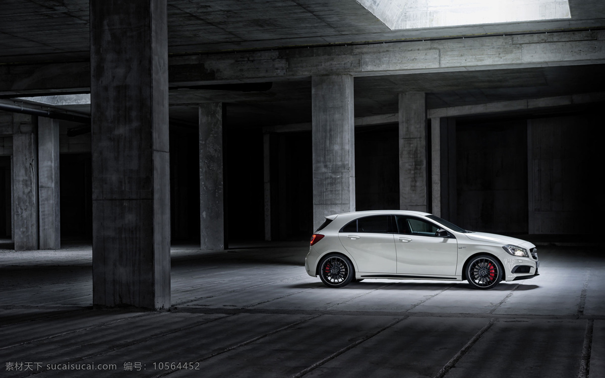 高清摄影 高清图片 交通工具 现代科技 2014 款 奔驰 a45 amg amg轿车 4缸 升 涡轮 增压 发动机 三套行驶程序 两脚离合功能 赛道模式 白色轿跑 公路疾驰 国际名车 名牌汽车 女式汽车 高清汽车 性能卓越 性能超群 节日素材