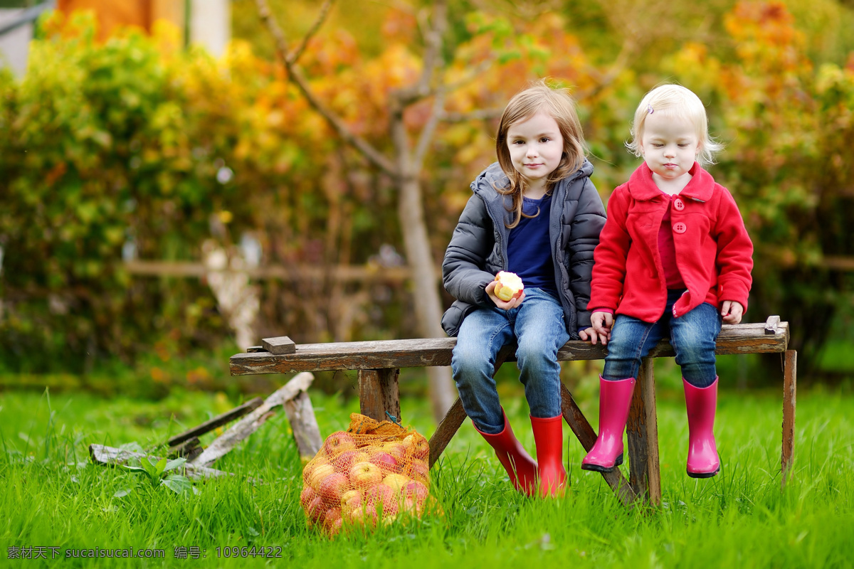 坐在 长椅 上 孩子 草地 植物 树 水果 坐着 儿童 儿童图片 人物图片