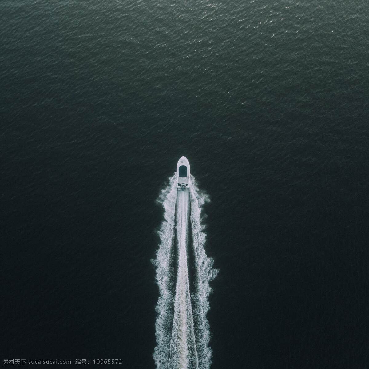 海面的游艇 海面 游艇 船舰 水纹 大海 旅游摄影 国外旅游