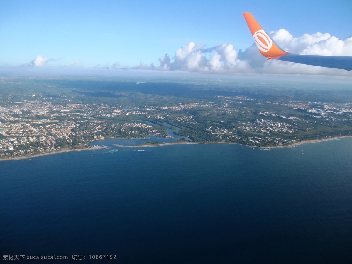 白云 城市 大海 飞机 海面 海滩 河流 环境 窗外 风景图片 窗外的风景 机翼 天空 蓝天 绿色 山脉 云层 社会 生活 自然风景 旅游摄影 psd源文件
