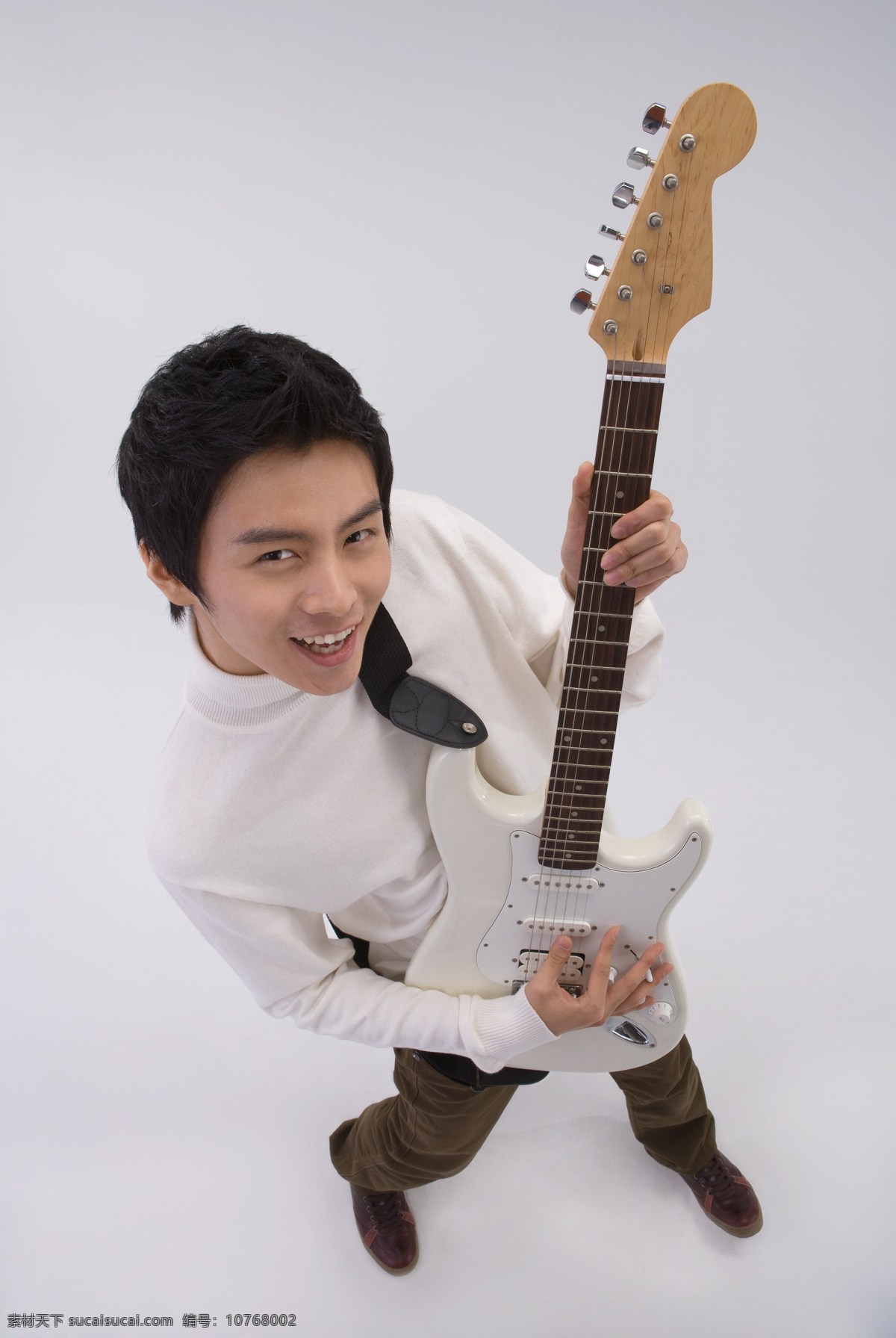 吉他 弹奏 开心 男孩 男人 阳光男孩 激情 手势 手 拿着 表演 弹吉他 年轻人 活力青年 高清图片 男人图片 人物图片