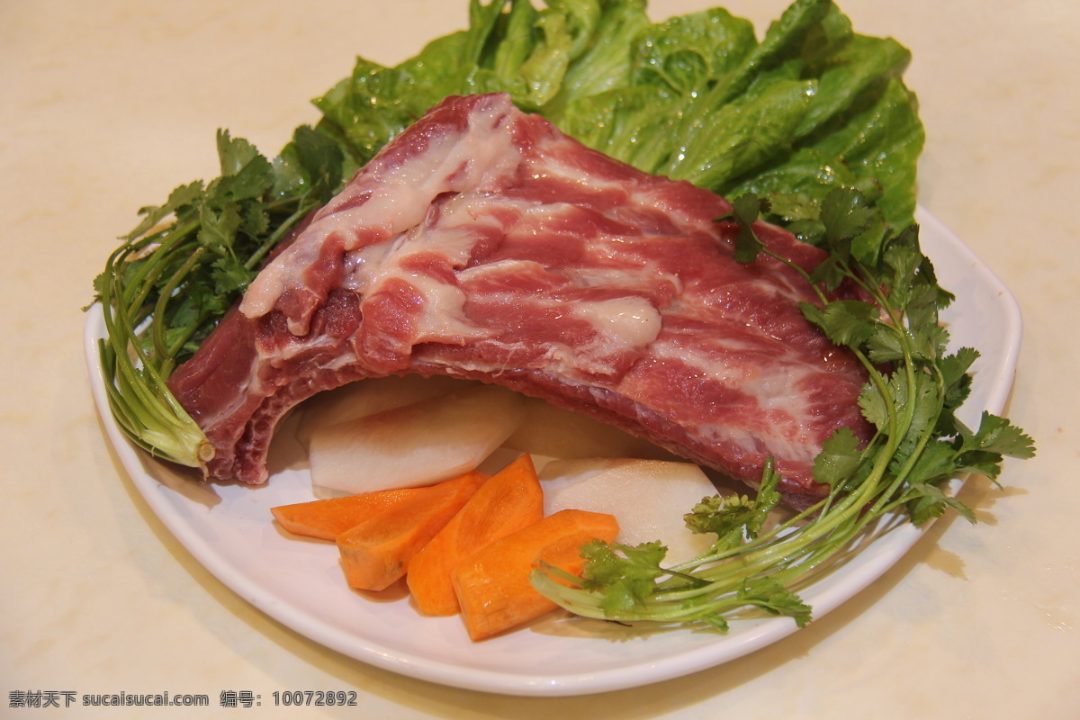 新鲜 排骨 猪肉 肉类 猪排骨 火锅 猪骨 蔬菜 萝卜 生菜 红萝卜 配料 边炉 打边炉 火锅料 食物摄影 餐饮美食 食物原料