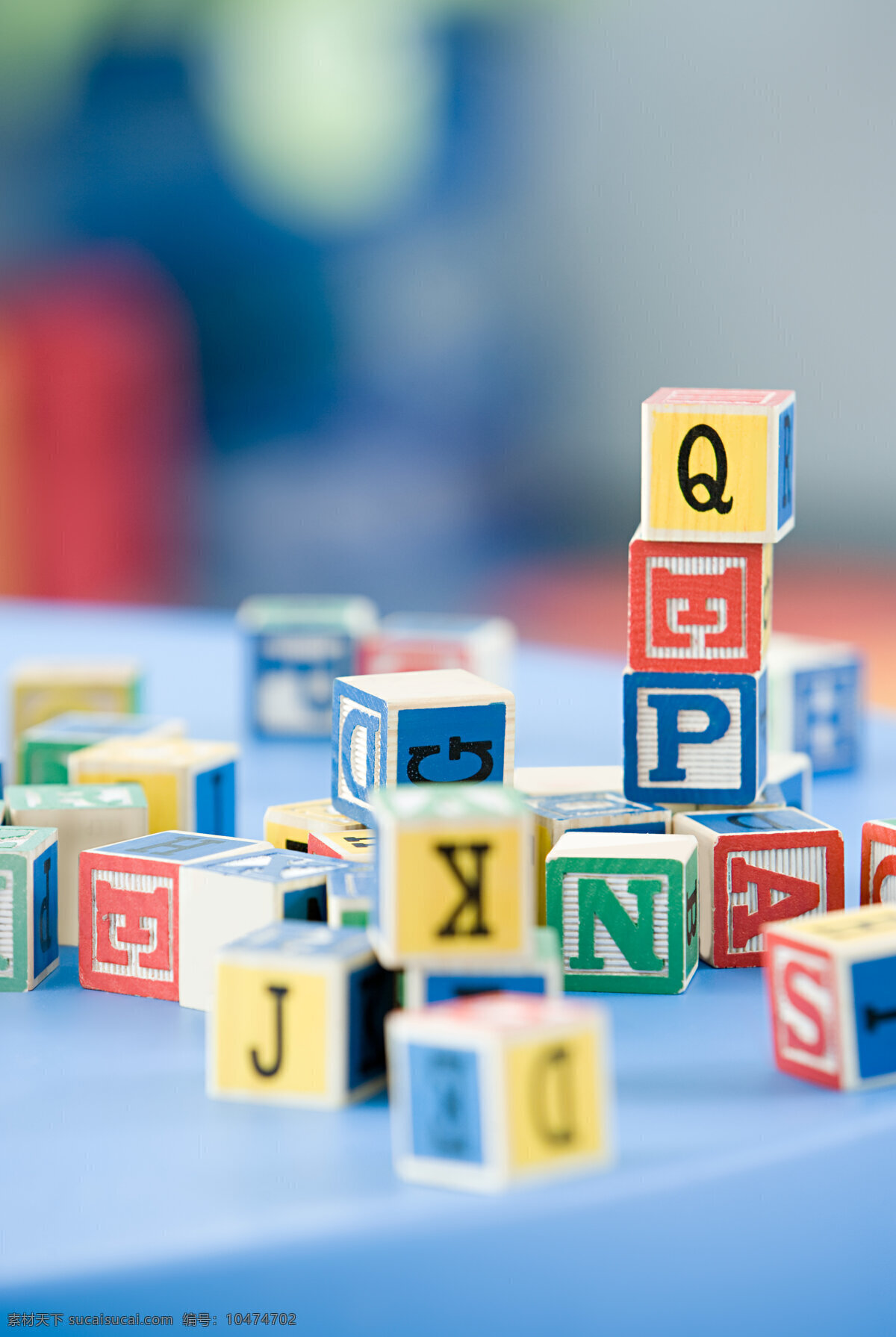 字母 积木 幼儿园 玩具 英文字母 拼音 方形 正方体 五颜六色 多彩 高清图片 儿童图片 人物图片