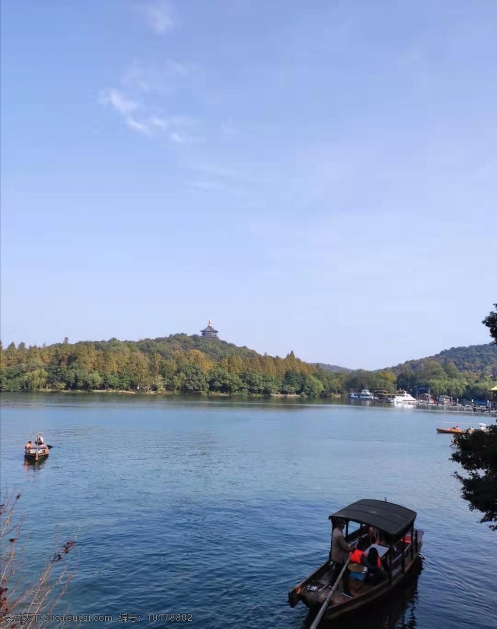 湖面上的小船 湖水 划船 蓝天 白云 小数 波澜 荡漾 自然景观 自然风景