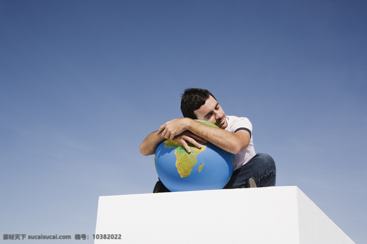 手 抱 地球 踏实 男人 商务 金融贸易 全球化 世界地图 高清图片 创意设计 创意摄影 广告设计素材 地球素材 商业素材 人物摄影 外国男人 手抱地球 半蹲的男人 站 高处 踏实的男人 地球图片 环境家居