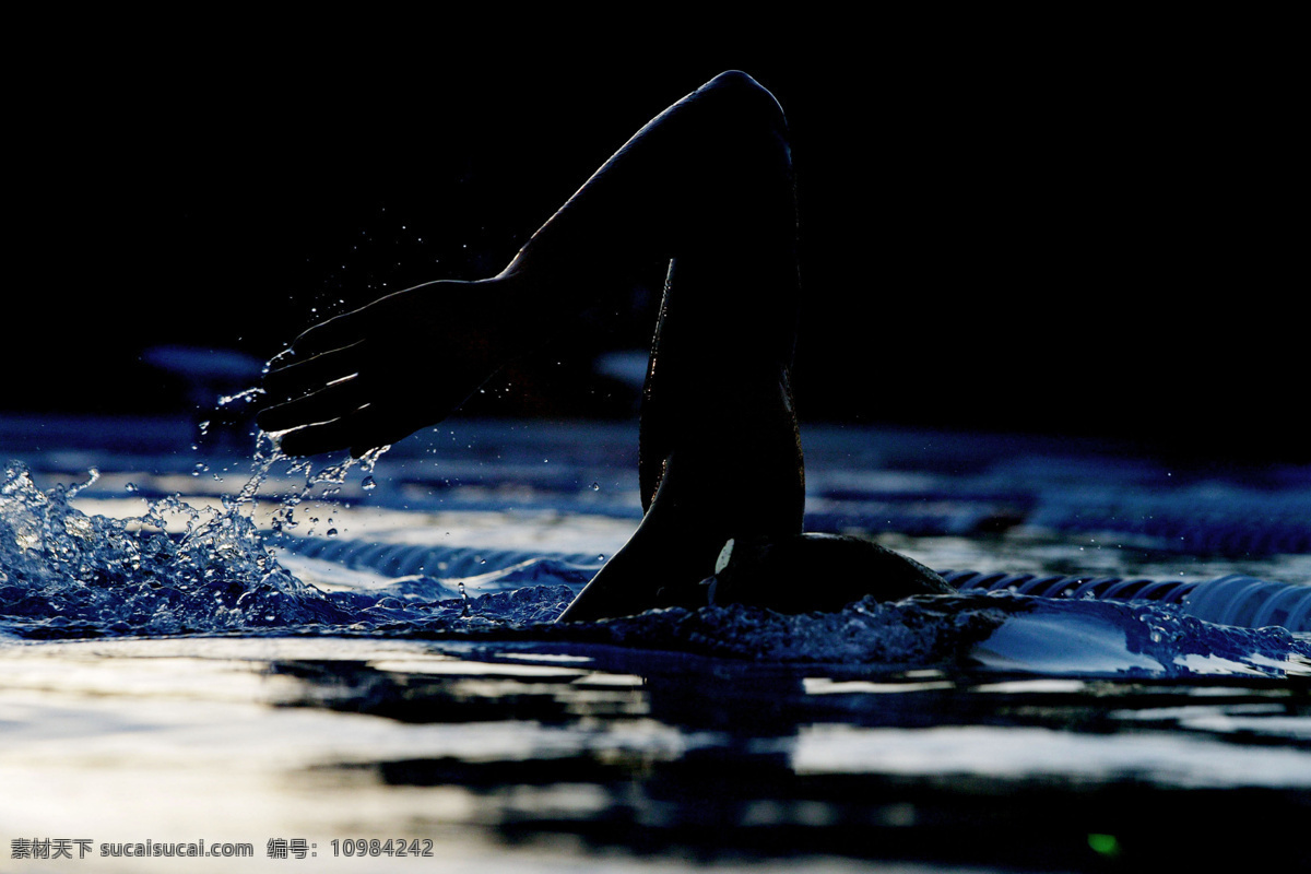 水中 游泳 运动员 游泳运动员 体育运动项目 体育运动员 游泳比赛 商务人士 人物图片