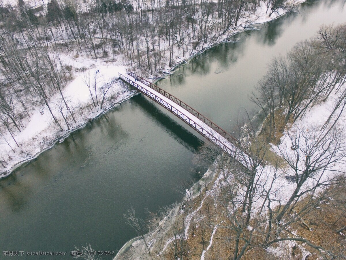 河与桥 清澈河水 桥 树林 云景树林 推满雪的林子 俯视自然风景 自然景观 自然风景