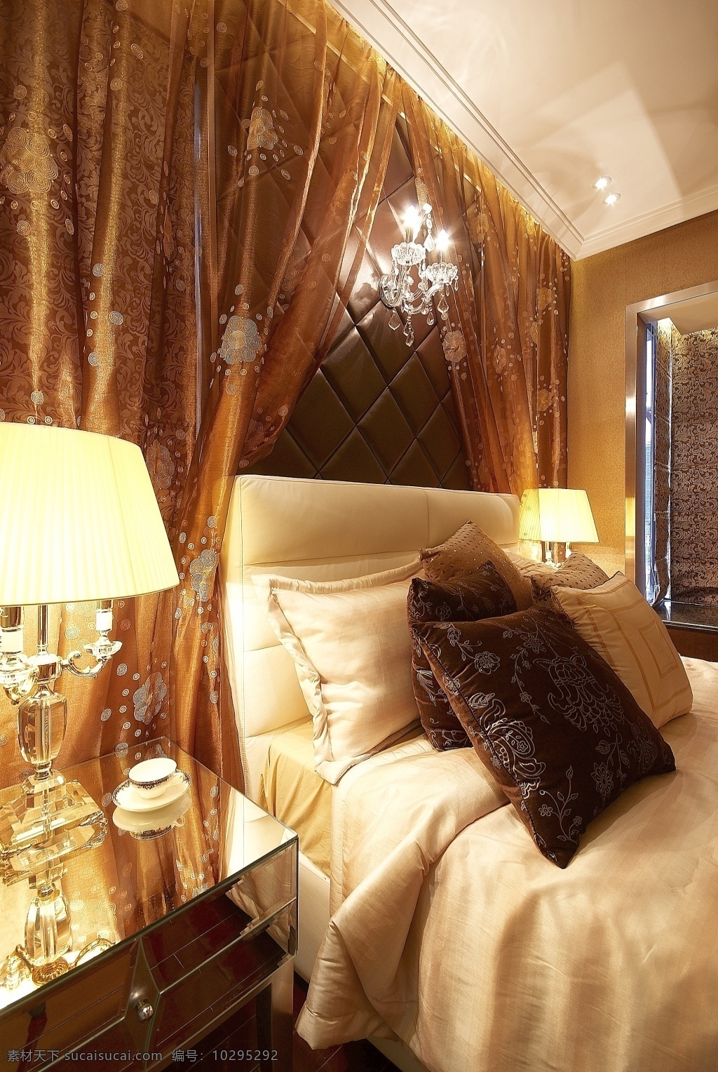 别墅 室内 卧室 欧式 豪华 装修 暖色调 欧式大床 背景墙 碧床头柜 创意台灯