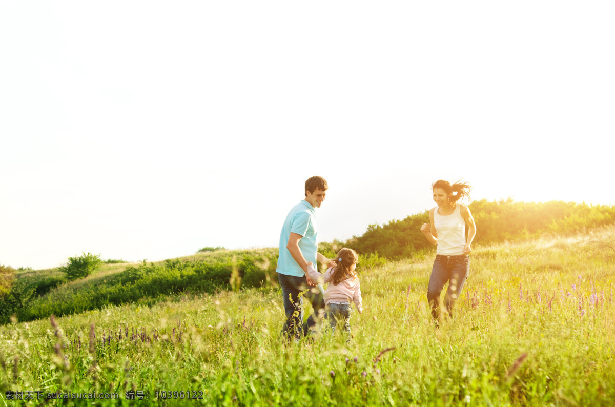 草丛 中 一家人 幸福开心 爸爸 妈妈 男孩 女孩 大人小孩 生活人物 人物图片