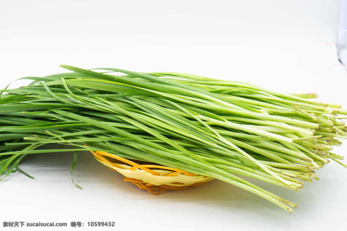 韭菜 植物 蔬菜 绿色蔬菜 有机食品 有机蔬菜 容器 编织篮 白色背景 膳食纤维 美食 美味 食物 食品 食材 待加工的 生的 新鲜的 餐饮美食 食物原料