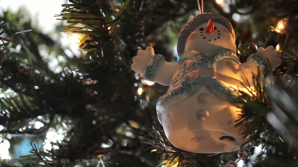 雪人 圣诞 装饰品 衣架 焦点 随机对象 假期 圣诞节 假日 装饰 树 灯 明亮的 温暖的 欢呼 家 机架调焦 把焦点 选择性聚焦 特写 关闭