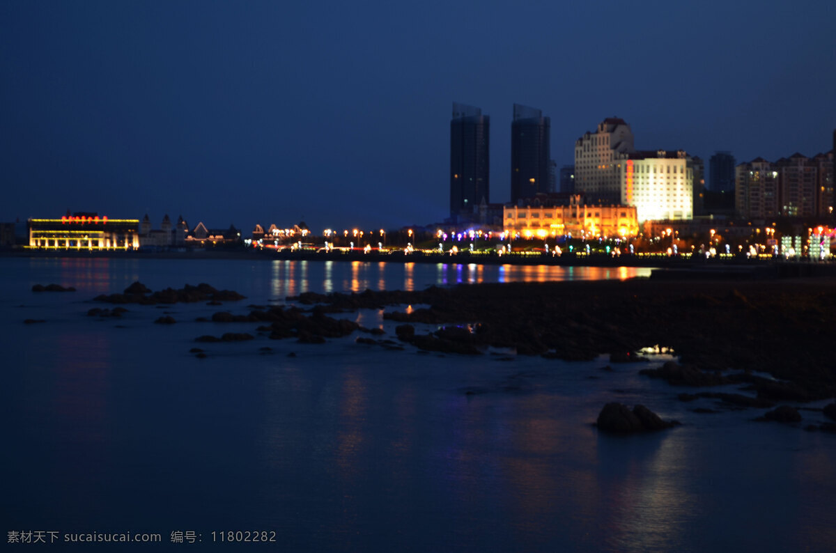 城市夜景 大海 高楼 国内旅游 礁石 路灯 旅游摄影 马路 城市 夜景 海岸建筑 霓虹灯 水中倒影 家居装饰素材 灯饰素材