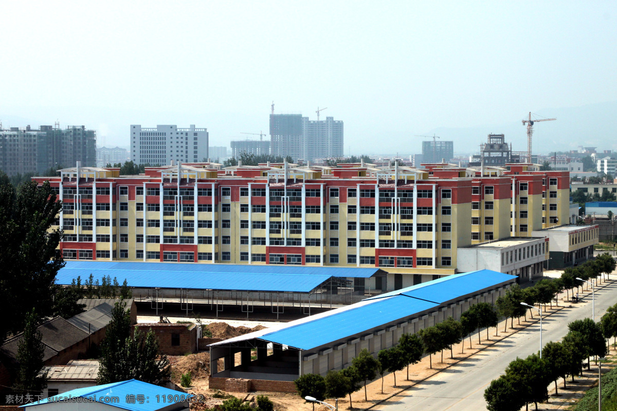 城市建设 高楼 蓝房 柏油路 绿树 一望无际 建筑摄影 建筑园林 白色