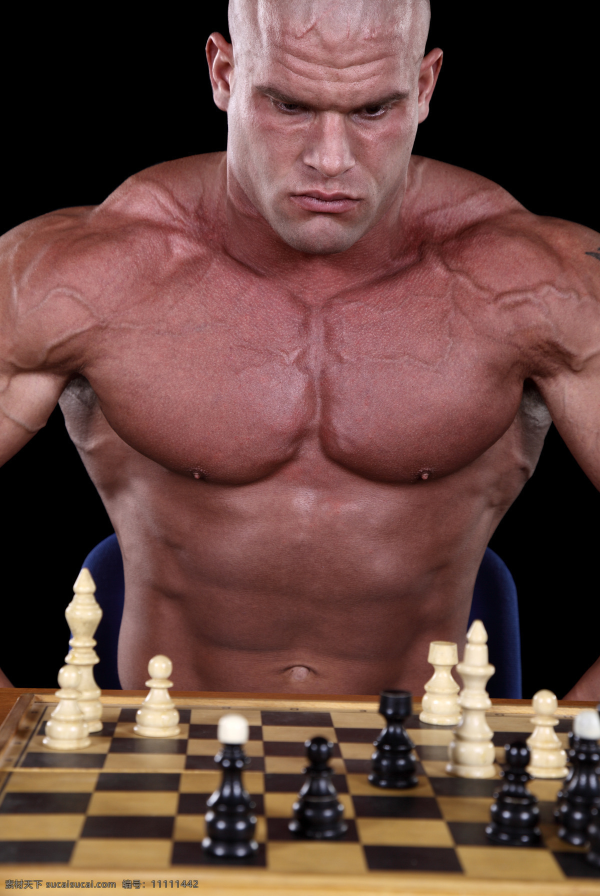 下 国际象棋 肌肉 男 外国男性 健美男人 下棋 运动员 健美身材 健身 健康 健壮 强壮 肌肉男 猛男 魅力男人 摄影图 男人图片 人物图片