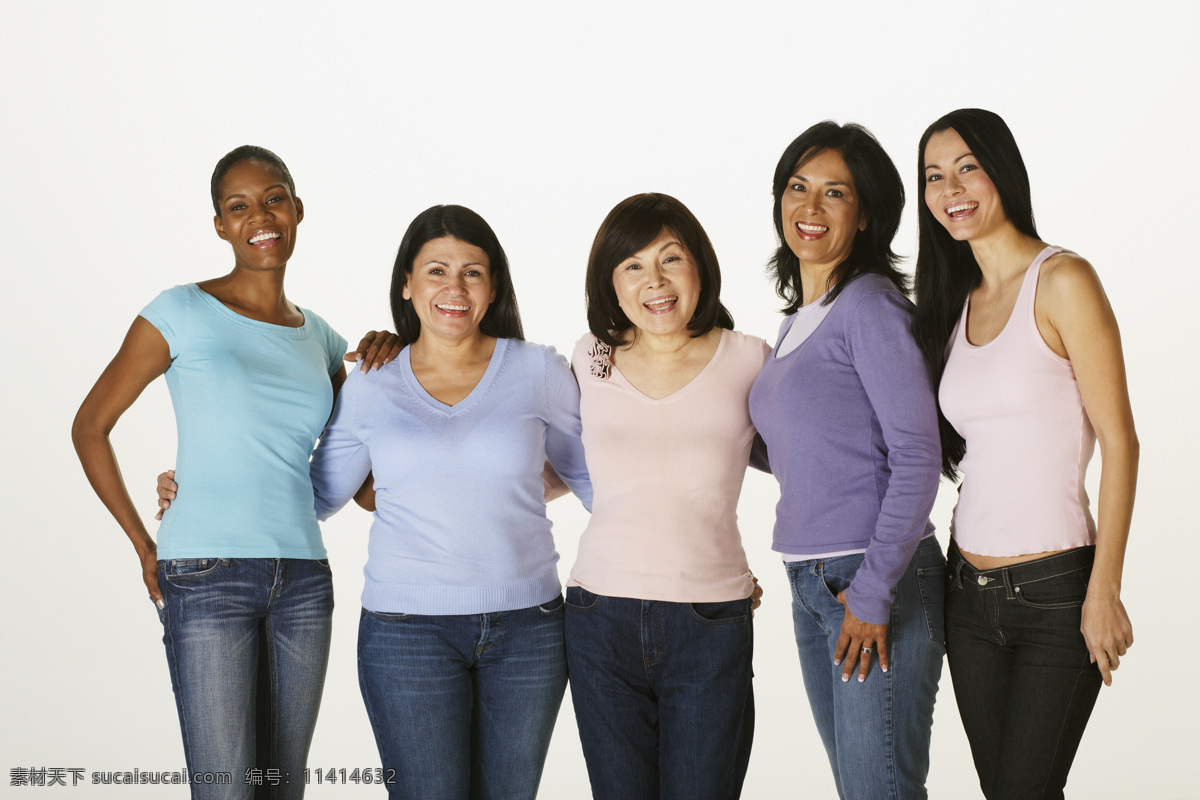亲密 一群 人 一群人 开心 友谊 女人 女性 中国人 外国人 微笑 中年人 高的 矮的 胖的 瘦的 黑皮肤 黄皮肤 白皮肤 注视 人群 国际友人 生活人物 人物图片