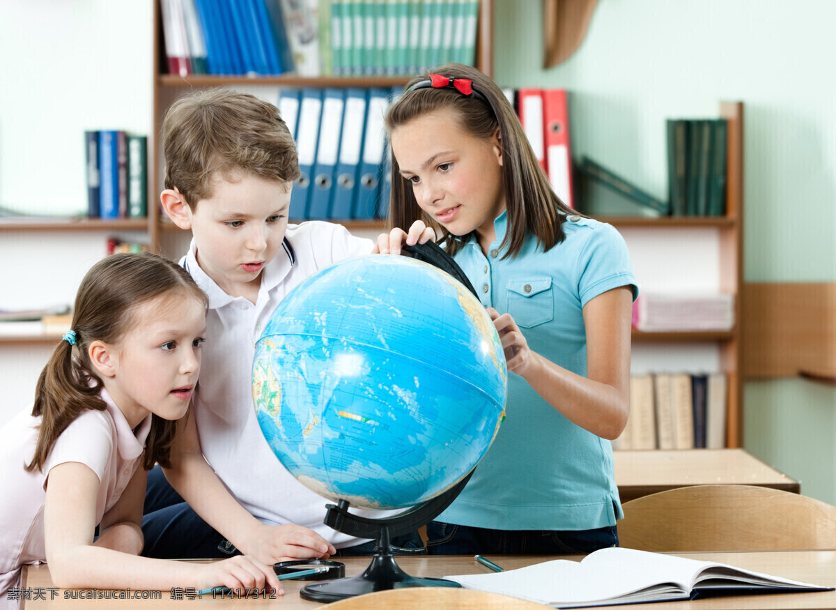 看 地球仪 外国 男女 学生 看地球仪 外国男女学生 书本 男孩 女孩 学习 地球图片 环境家居