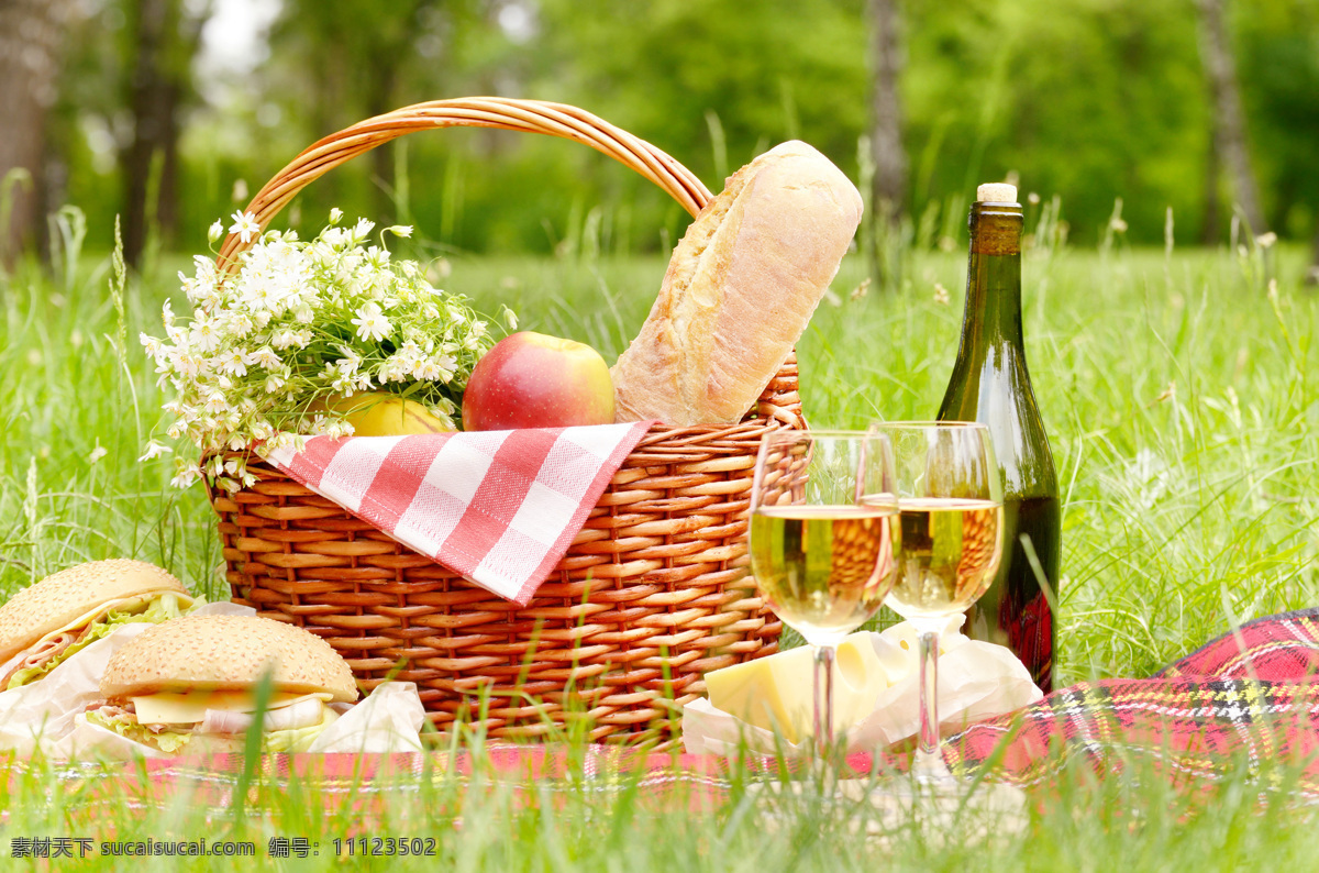 野餐篮子 野餐 篮子 香槟酒 苹果 面包 草地 餐饮美食 西餐美食