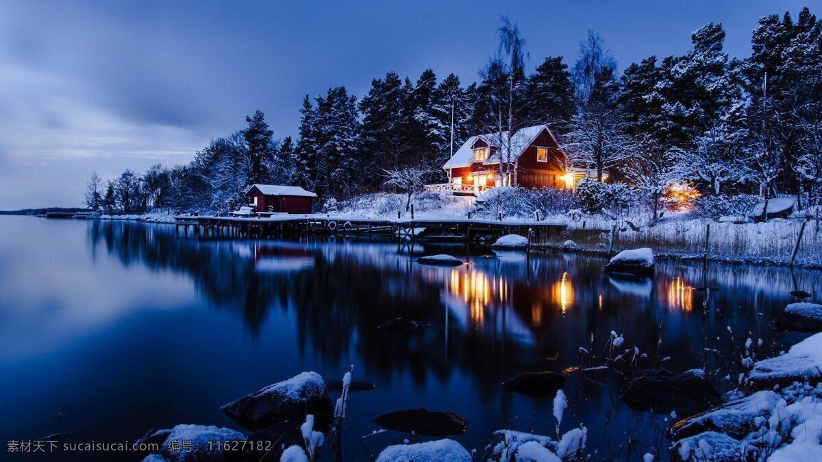 雪后 湖畔 风景 冬天的湖泊 阴天 清澈的湖水 橘黄色的灯光 小房子 精致的房屋 松树 茂密的树林 高清壁纸 自然景观 自然风景