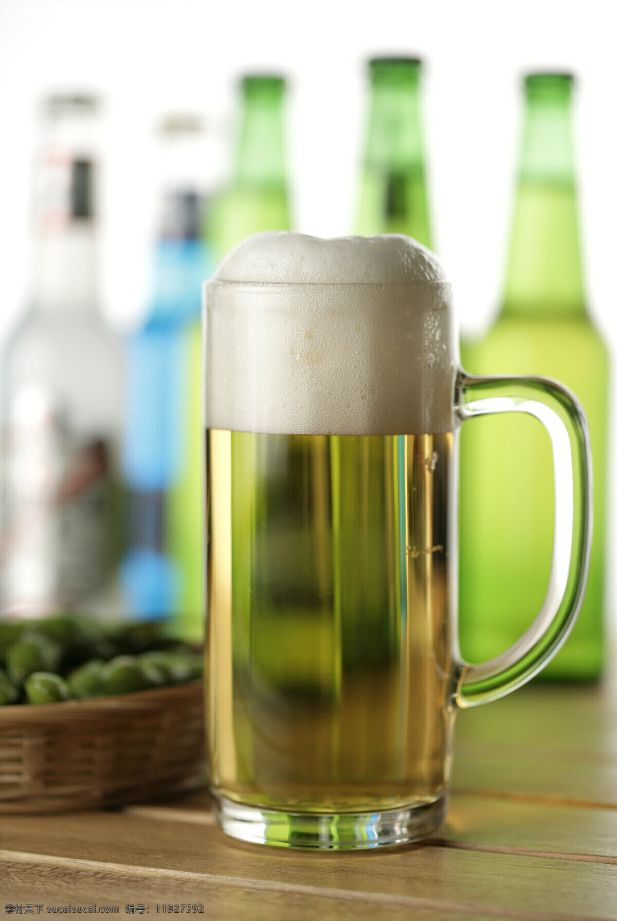 一杯 泡沫 啤酒 酒水 瓶装 很多瓶 旁边 玻璃杯 酒杯 装 气泡 一杯啤酒 品质 酒吧 销售 广告 宣传 高清图片 酒类图片 餐饮美食