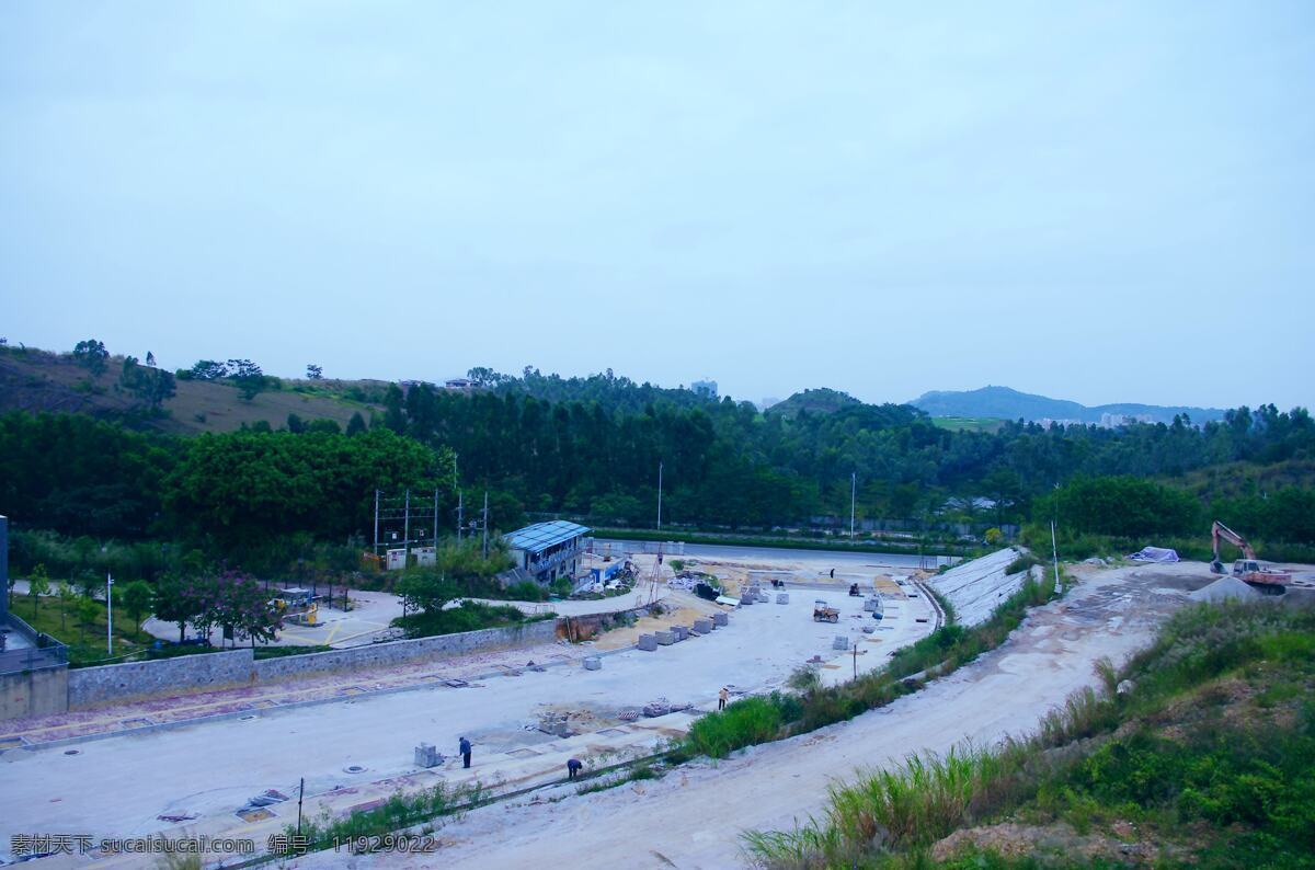 城市建设 建筑工地 深圳 龙岗 坪山 道路建筑 挖掘机 沙石泥土 草木 树木 工坊 电杆 电线 山岚 天空 工业生产 现代科技