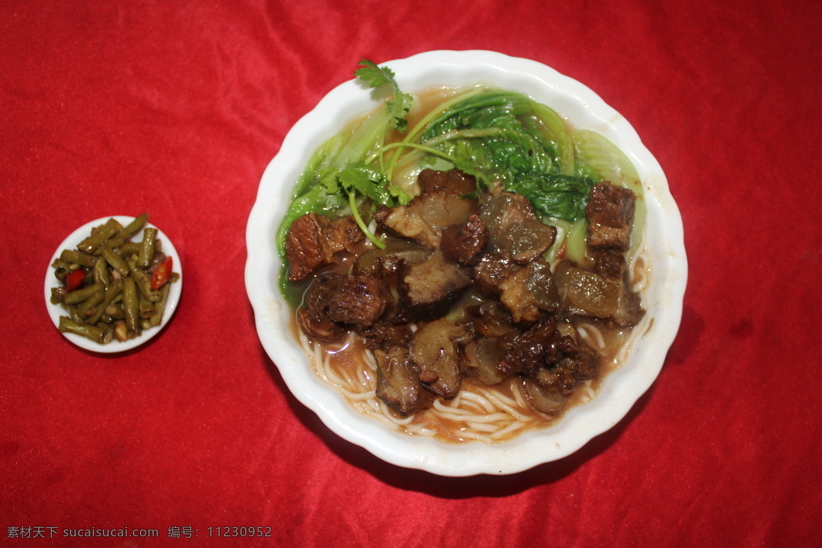中国美食 牛腩 酸豆角 青菜 生菜 清汤 汤面 葱花 汤碗 碟 牛腩面 香菜 传统美食 餐饮美食