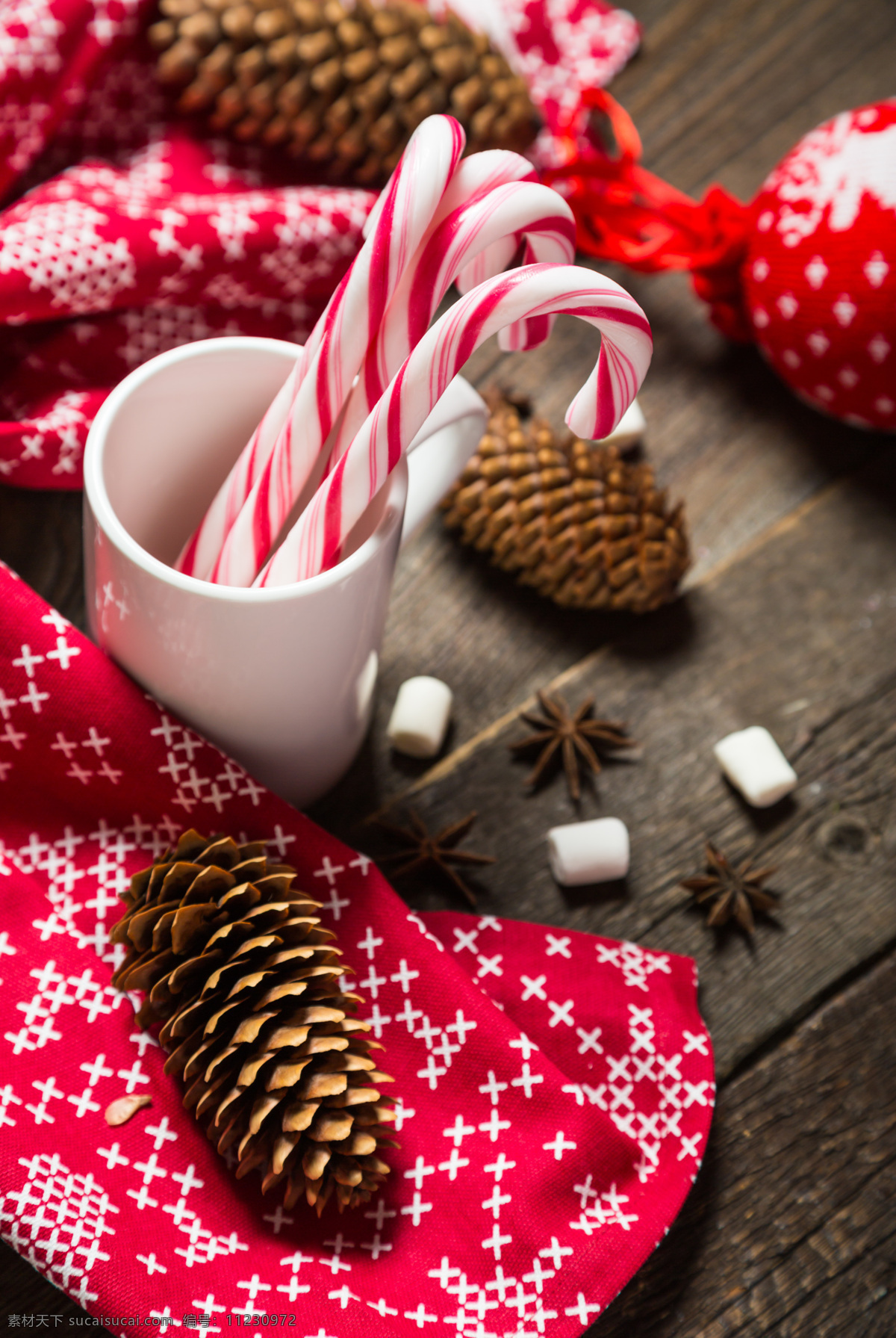 圣诞节 圣诞节咖啡 圣诞节气氛 圣诞节松塔 松塔 咖啡 咖啡糖 圣诞节拐杖 圣诞节素材 一杯咖啡 咖啡里的糖块 糖块 红色
